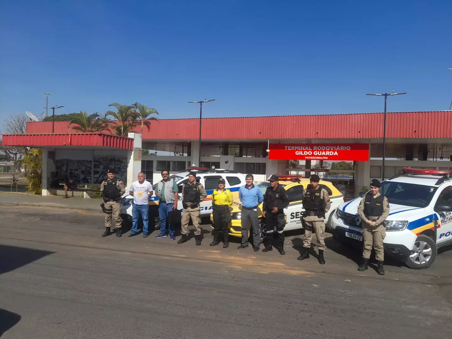 Polícia Militar executa Operação Choque de Ordem em apoio a interdição de clínica terapêutica.